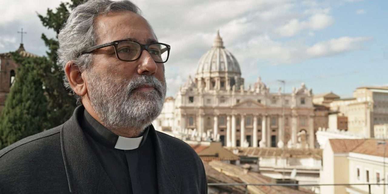 Vaticano, il ministro dell’Economia Padre Guerrero si dimette. Al suo posto un laico: Caballero Ledo