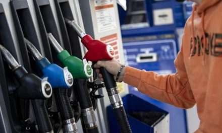 Carburante, prezzi ancora in calo: 1,630 euro/litro la benzina, 1,695 euro/litro il diesel