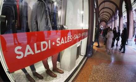 Al via i saldi invernali, dal 5 in tutte le regioni. Confcommercio: “Si stima un totale di 4,4 mld”