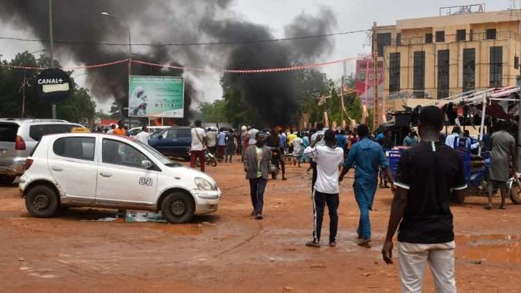 Niger, il portone dell’ambasciata francese è stato dato alle fiamme. Macron: “Non tollereremo altri attacchi”