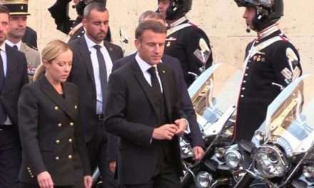 Meloni e Macron, faccia a faccia senza delegazioni sul tema dei migranti: un lungo e cordiale incontro