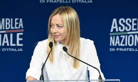 Assemblea di Fdi, Meloni: “Fango gratuito su ogni dirigente del partito. Arianna? sempre penalizzata per il fatto di essere mia sorella”