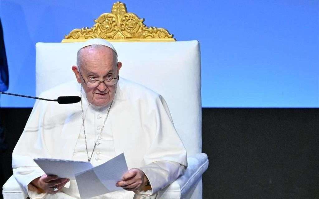 Papa Francesco, il chiarimento: “La benedizione alle coppie gay riguarda le persone e non le associazioni”