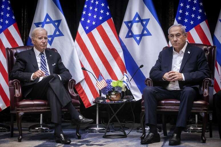 Biden a Tel Aviv, il giorno dopo l’attacco all’ospedale si susseguono manifestazioni in Medio Oriente