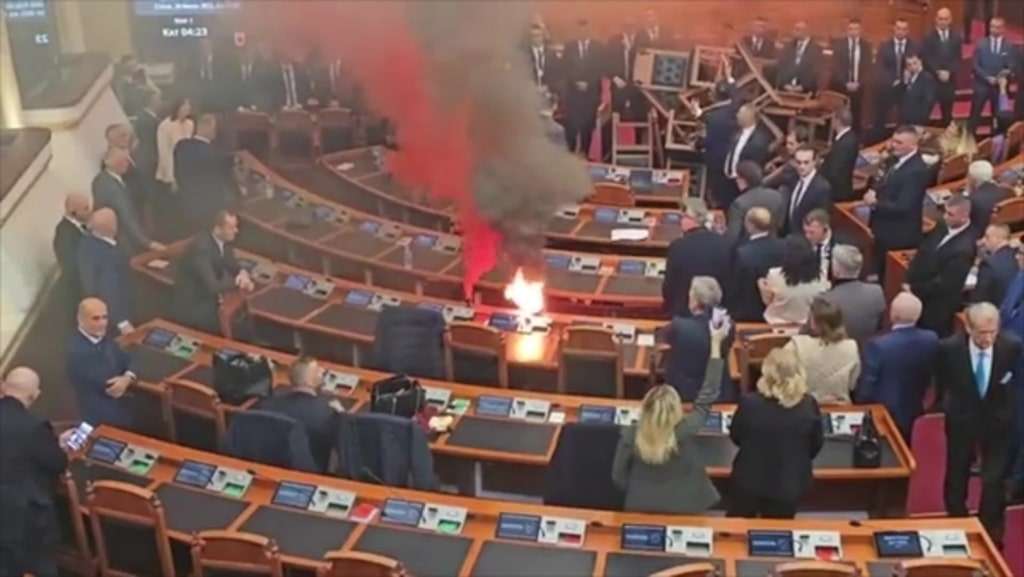 Albania, il Parlamento diventa teatro di proteste: l’opposizione ha lanciato fumogeni in Aula