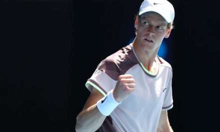 Australian Open, Jannik Sinner vince contro Medvedev trionfando al quinto set