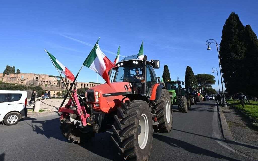 Trattori, gli agricoltori sono di nuovo a Roma: manifestazione a Piazza Bocca della Verità