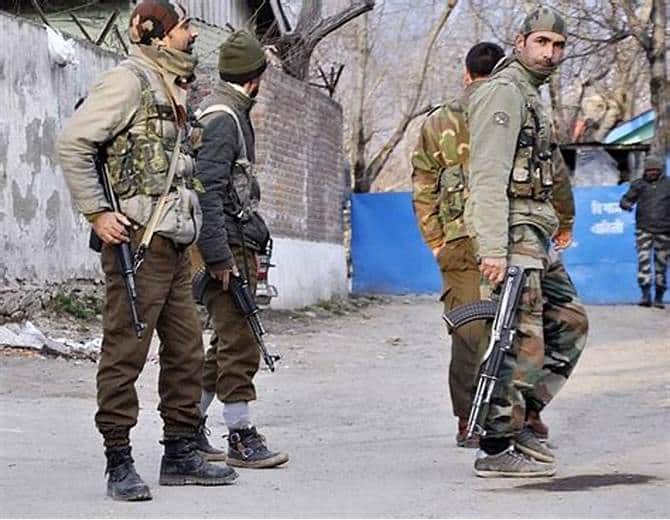 Strage in Kashmir: attacco armato contro turisti, almeno 24 morti