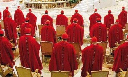 Conclave, al via il  7 maggio. Becciu fa un passo indietro