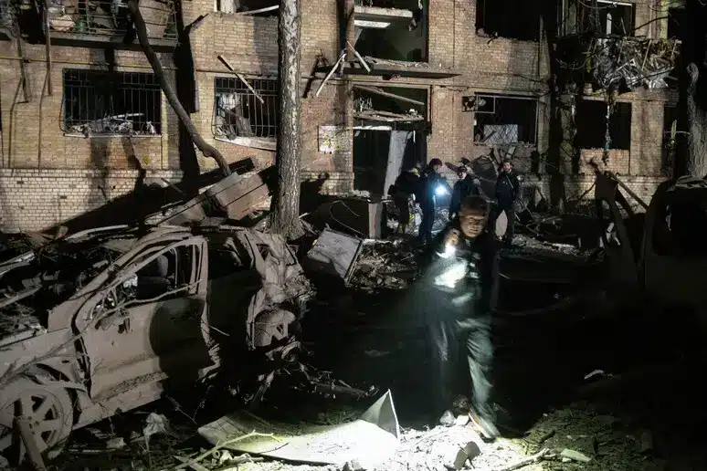 Guerra Ucraina, raid russi su Kiev: 9 morti