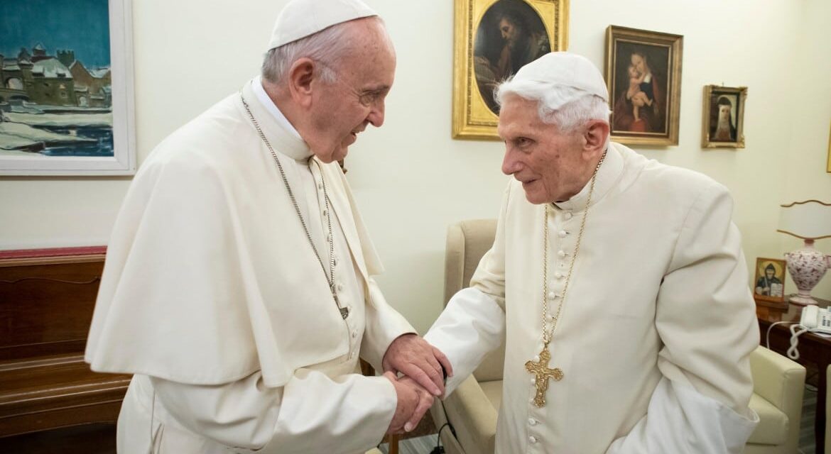 Il tempo dei due Papi. Francesco e la coabitazione con Ratzinger