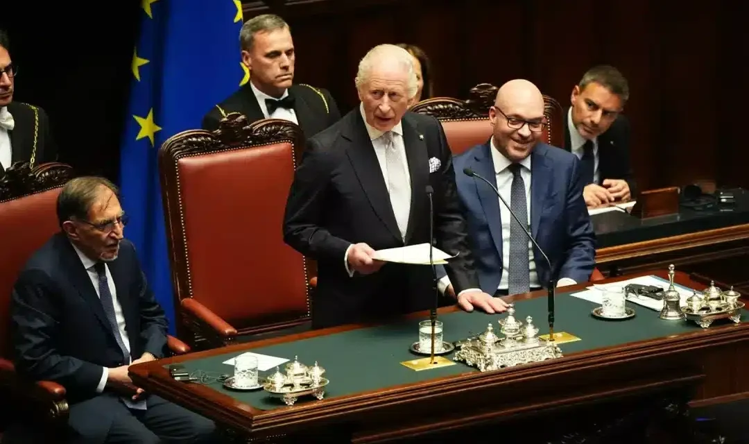 Re Carlo in Parlamento parla in italiano: “Spero di non rovinare la lingua di Dante”