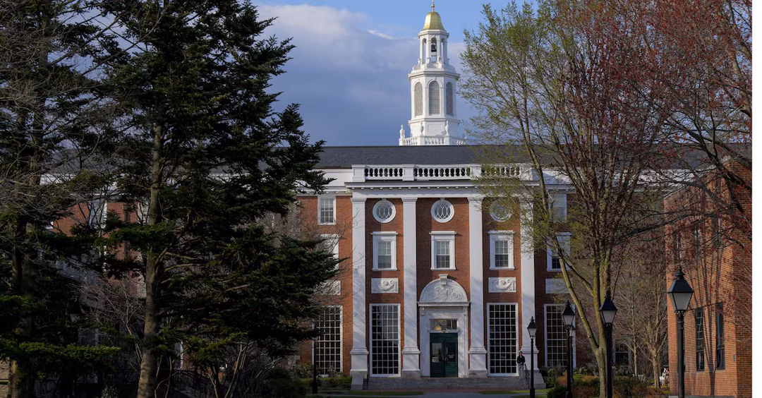 Trump revoca i fondi a Harvard e impone stop alla ricerca su virus pericolosi