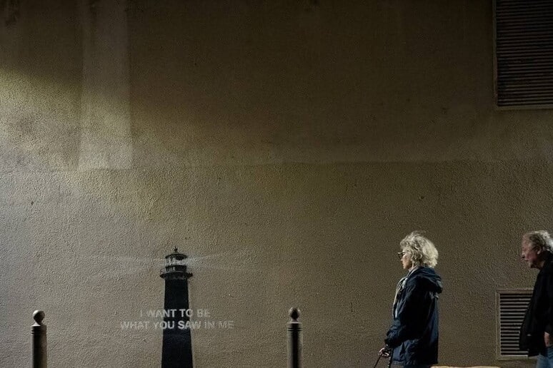 Banksy colpisce ancora: il nuovo murale a Marsiglia è un faro carico di mistero