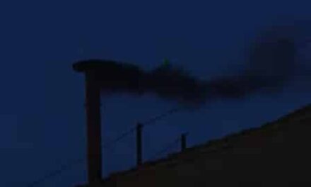 Conclave. E’  nera la prima fumata, 30 mila persone in piazza San Pietro