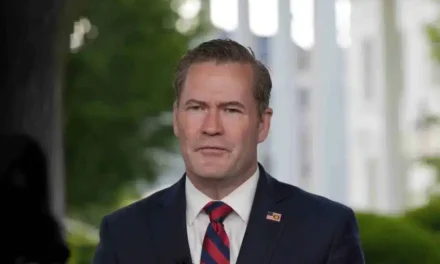 Trump silura Mike Waltz dopo lo scandalo Signal