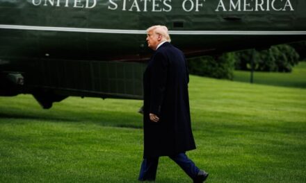 Trump alza i dazi, che colpiranno più di tutti l’Italia, e umilia Harvard: il fascismo mascherato del “Make America Great Again”