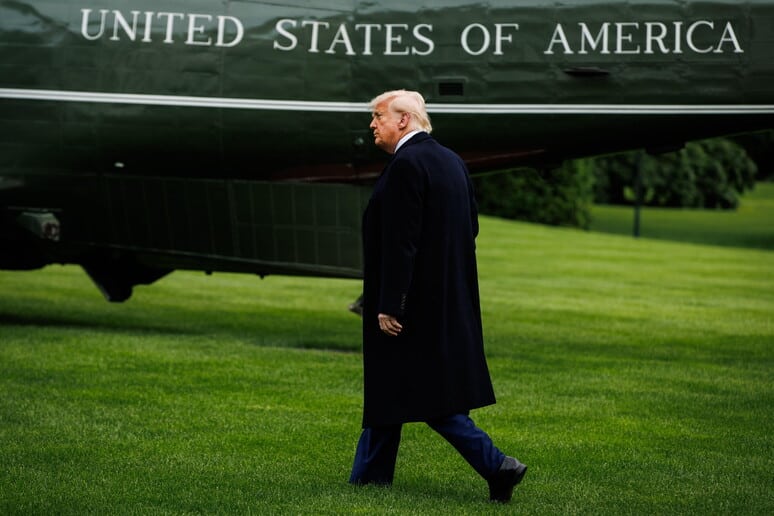 Trump alza i dazi, che colpiranno più di tutti l’Italia, e umilia Harvard: il fascismo mascherato del “Make America Great Again”