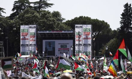 Piazza San Giovanni si riempie per Gaza: “Il governo rompa il silenzio, basta complicità con Netanyahu”