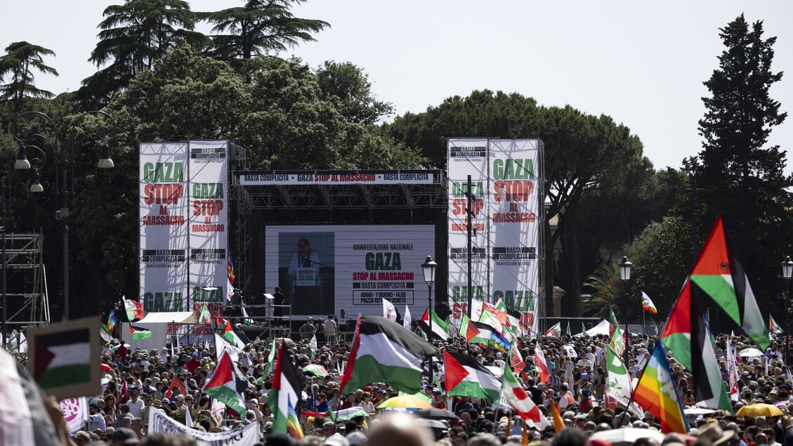 Piazza San Giovanni si riempie per Gaza: “Il governo rompa il silenzio, basta complicità con Netanyahu”
