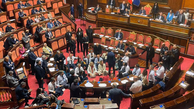 Il Dl Sicurezza diventa legge: sì definitivo tra polemiche e clima rovente in Senato