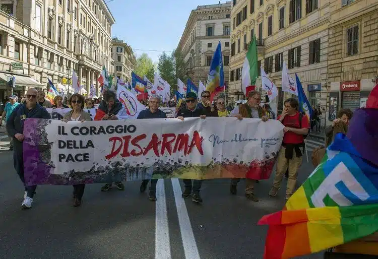 Roma in piazza contro il riarmo: 400 sigle protestano, M5S e AVS con i manifestanti