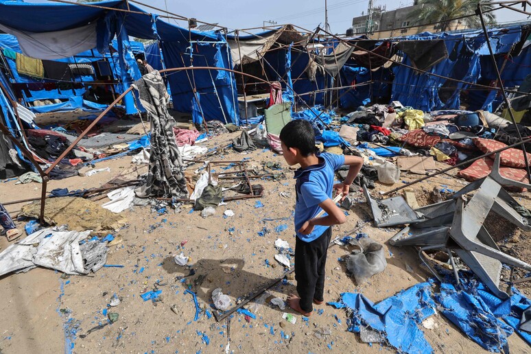 Israele,  Idf colpisce le tende degli sfollati a Gaza City