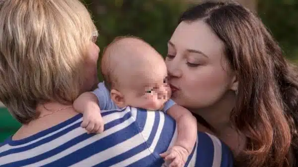 Congedo di paternità anche per la madre intenzionale: storica sentenza della Corte costituzionale