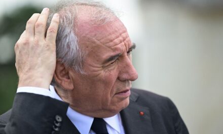 Francia sull’orlo del collasso, Bayrou lancia l’allarme sul debito