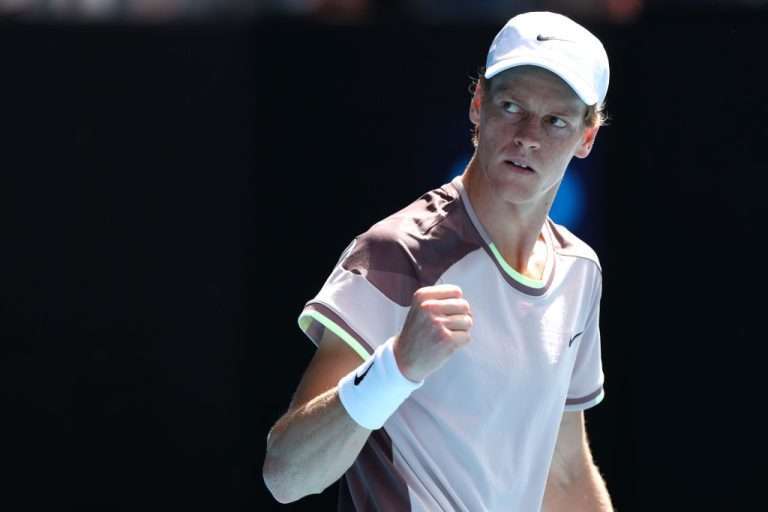 Cincinnati, l’amaro ritiro di Sinner dopo 23 minuti contro Alcaraz. Mistero sul malore del tennista