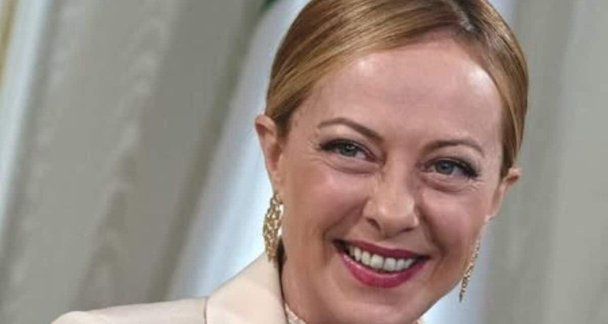 Manovra 2026, Meloni: “Più fondi ai Comuni e nessun taglio”. Schlein: “La premier prende in giro i sindaci”