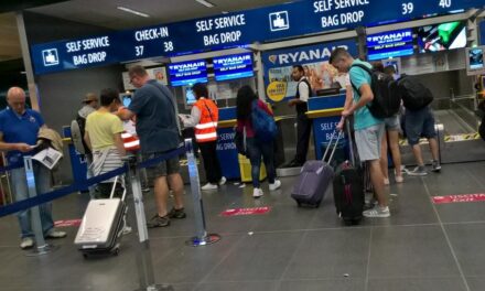 Ryanair, nuove regole sui bagagli a mano: bonus ai dipendenti di 2,5 euro per ogni bagaglio fuori misura