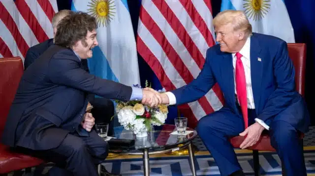 Crisi Argentina: Milei tra la sfida del peso e l’aiuto di Trump per salvare la sua rivoluzione