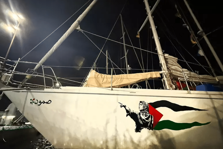 Laika sostiene Flotilla e colora le navi da Barcellona