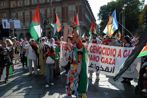 Torino, attivisti pro Palestina occupano i binari: indaga la Digos, Meloni risponde alle minacce