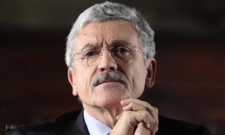 Massimo D’Alema alla parata militare in Cina: l’unico politico italiano accanto ai leader mondiali