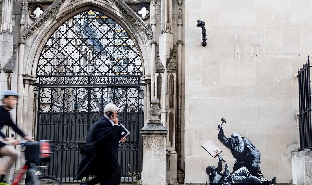 Nuovo murale di Banksy a Londra: la giustizia che colpisce i manifestanti di Palestine Action