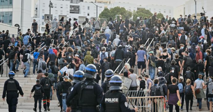 Francia, centinaia di arresti a seguito delle proteste al grido: “Blocchiamo tutto”