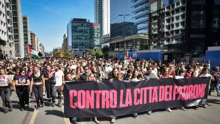 Milano, oltre 20mila in piazza per il Leoncavallo: il corteo raggiunge il Duomo dopo sei ore di protesta