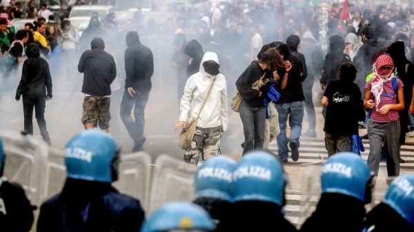 Scontri a Milano durante il corteo pro-Palestina: arresti, indagini e polemica politica
