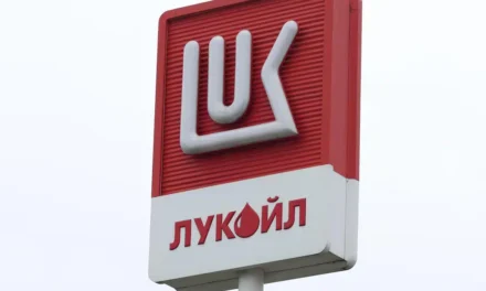 Sanzioni Usa sul petrolio russo: Lukoil vende gli asset esteri, Mosca sotto pressione