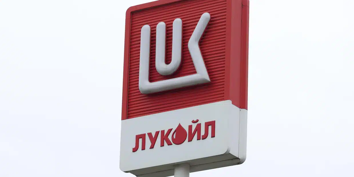 Sanzioni Usa sul petrolio russo: Lukoil vende gli asset esteri, Mosca sotto pressione