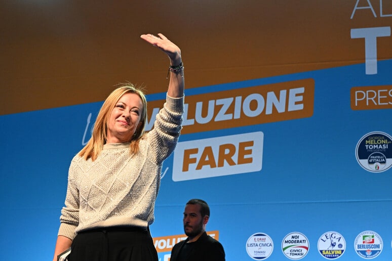 Meloni infiamma Firenze: scontro con la sinistra e lodi a Trump durante il comizio per le regionali in Toscana