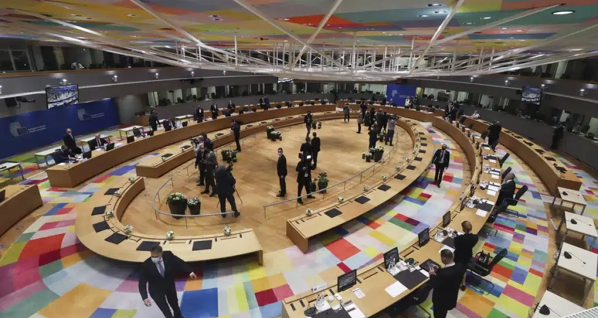 Prestito all’Ucraina con fondi russi congelati: l’UE rinvia la decisione