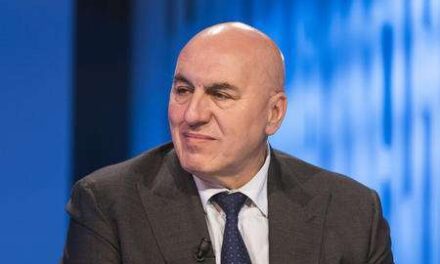 Guido Crosetto operato al colon: intervento riuscito, il ministro in buone condizioni