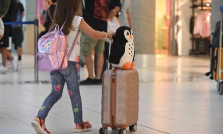 Dublino, assedio al Citywest Hotel dopo l’accusa di stupro su una bambina: scontri e arresti