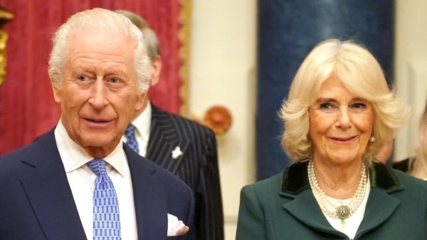 Re Carlo e Camilla in Vaticano: prima preghiera pubblica di un monarca inglese con un Papa da 500 anni