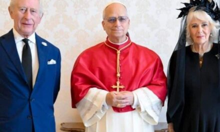 Visita di Stato di Re Carlo III in Vaticano: incontro con Papa Leone XIV e scambio di onorificenze