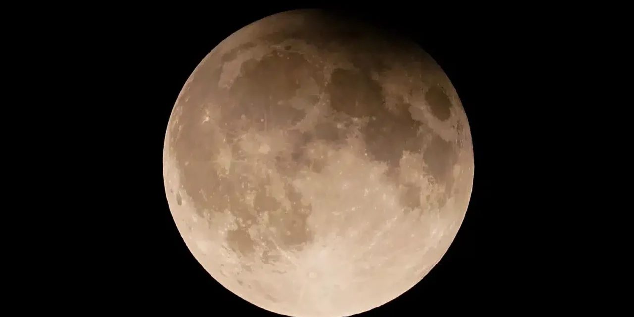 Superluna di novembre 2025: il cielo regala uno spettacolo con Luna, Saturno e Giove