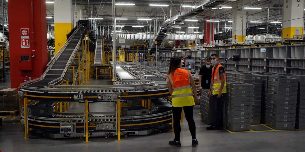 Francia, bambole gonfiabili a forma di bambine vendute su Shein: “È materiale pedopornografico, illegale”